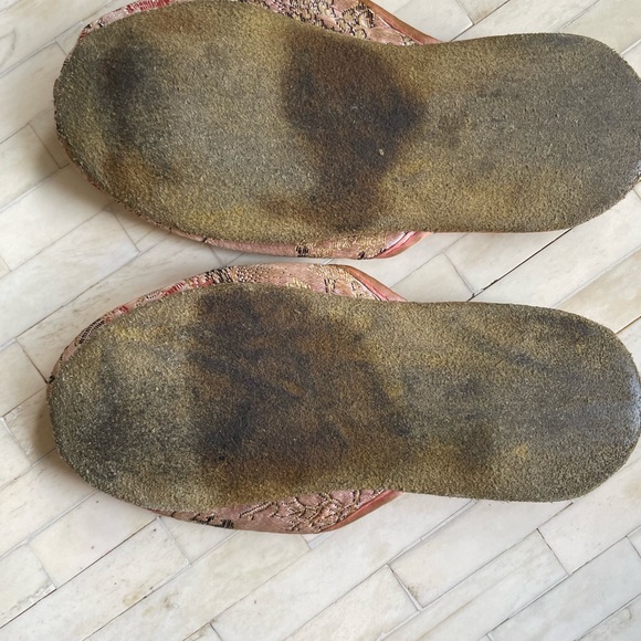Vintage Chinese baby slippers 1970s pink Chinese slipper silk brocade & leather - Picture 9 of 10